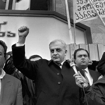 Zviad Gamsahurdia:Eski Sovyet coğrafyasında demokratik seçimle iş başına gelen ilk devlet başkanı.