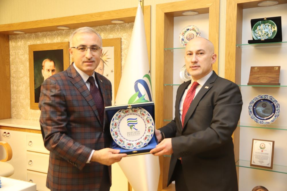 Gürcüce Kursun açılış dersine, Rektörümüz Prof. Dr. Hüseyin KARAMAN, Rize Belediye Başkan Yardımcısı Kemal GENÇ, Gürcistan-Trabzon Başkonsolosu Gela JAPARİDZE katıldı.
