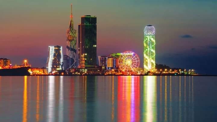 Batum'un Tarihteki Rengi & XIX საუკუნის 80-იანი წლების დასაწყისში ბათუმი თვალსა და ხელს შუა შეიცვალა. ქალაქი საოცრად ჭრელი და მრავალფეროვანი გახდა.