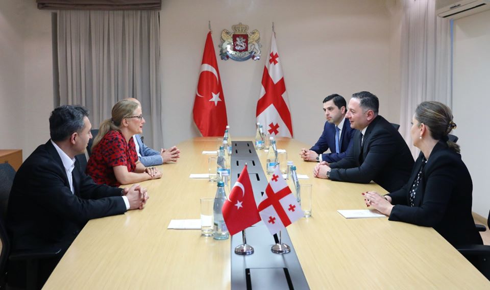 შინაგან საქმეთა მინისტრმა, ვახტანგ გომელაურმა საქართველოში თურქეთის რესპუბლიკის ელჩთან, ფატმა ჯერენ იაზგანთან შეხვედრა გამართა.