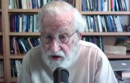 Noam Chomsky: Milyonlarca kişi işini ve evini kaybederken Trump pandemiyi milyarderleri zenginleştirmek için kullanıyor