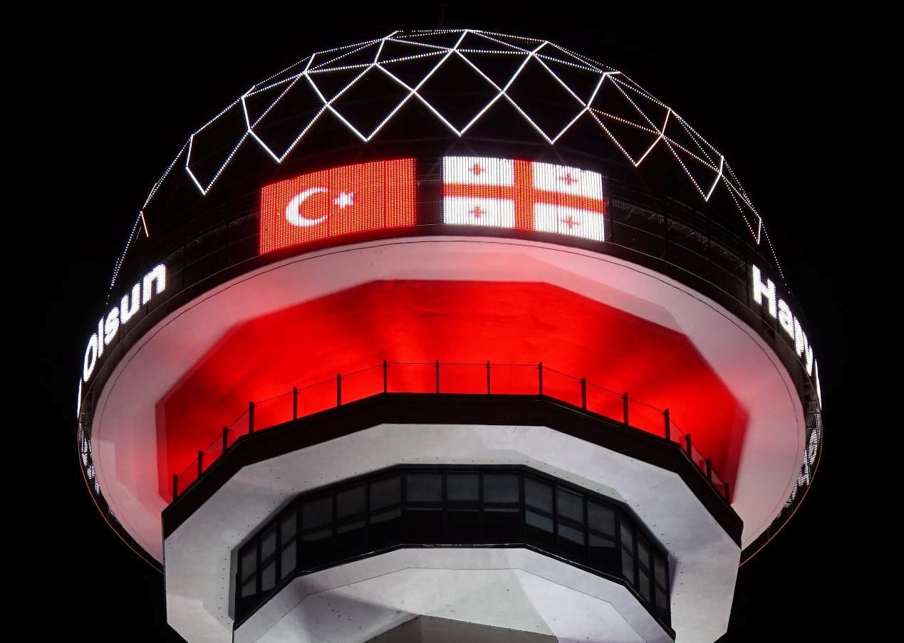 Ankara Ata Kule'de Gürcistan Bayrağı