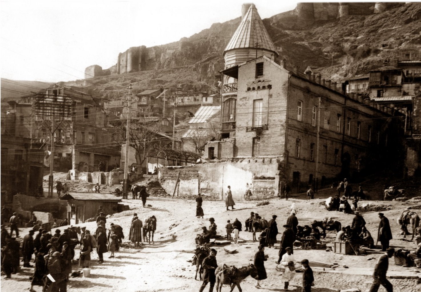 Dato MAĞRADZE:კაფე ზღვის პირას /Sahil Kafeteryası /Türkçesi: Hasan Çelik