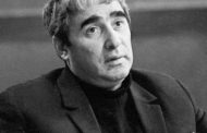 – დუმბაძე, ადექი და მიპასუხე, რა არის სამშობლო, – ამაყენა ქართულის მასწავლებელმა