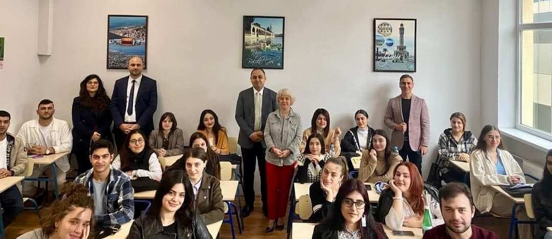 ილიას სახელმწიფო უნივერსიტეტის თურქული ენის მიმართულებას დღეს ესტუმრა თურქეთის განათლების ატაშე ბატონი სუატ ქოლუქირიქი