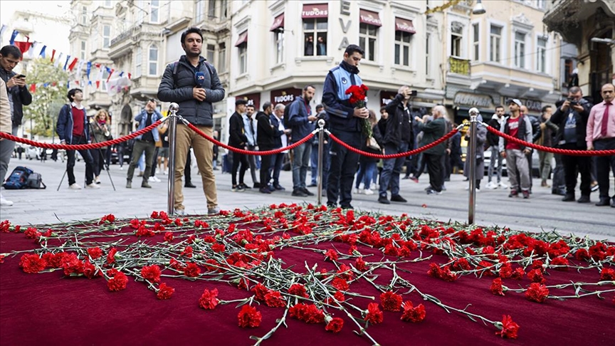 İstiklal Caddesi'ne Karanfiller Bırakıldı