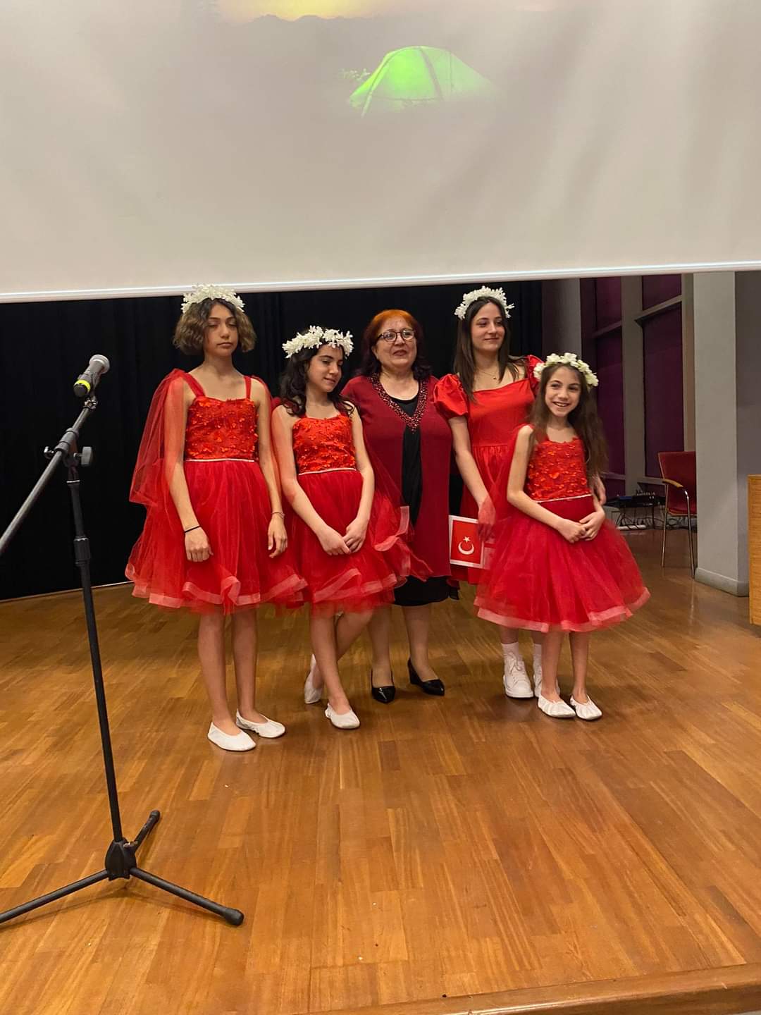 Neli Aptsiauri:  🌺გიცქერით და გული მიძგერს სიხარულით