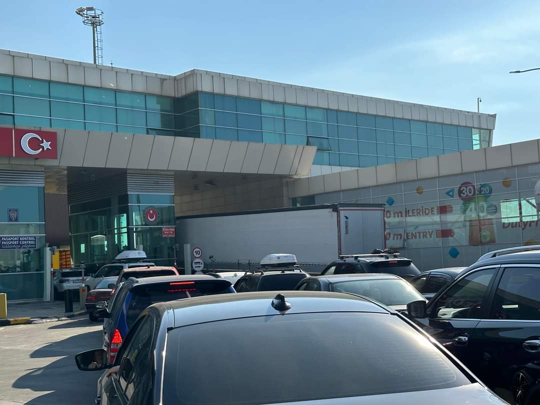 Sarpi Gümrük kapısında çile bitmiyor