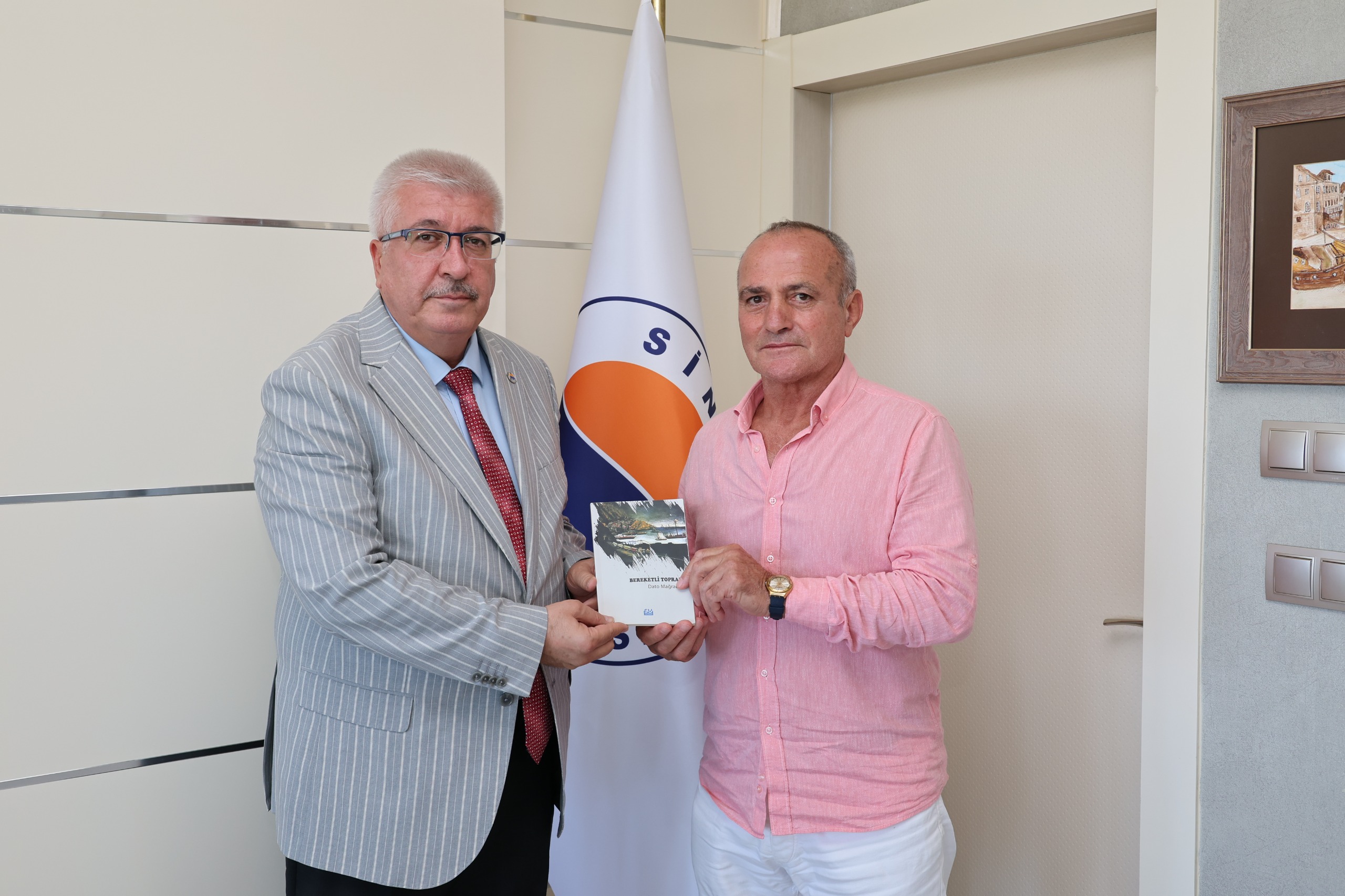 Sinop Üniversitesi Rektörü Prof. Dr. Şakir Taşdemir' makamında ziyaret ettik.
