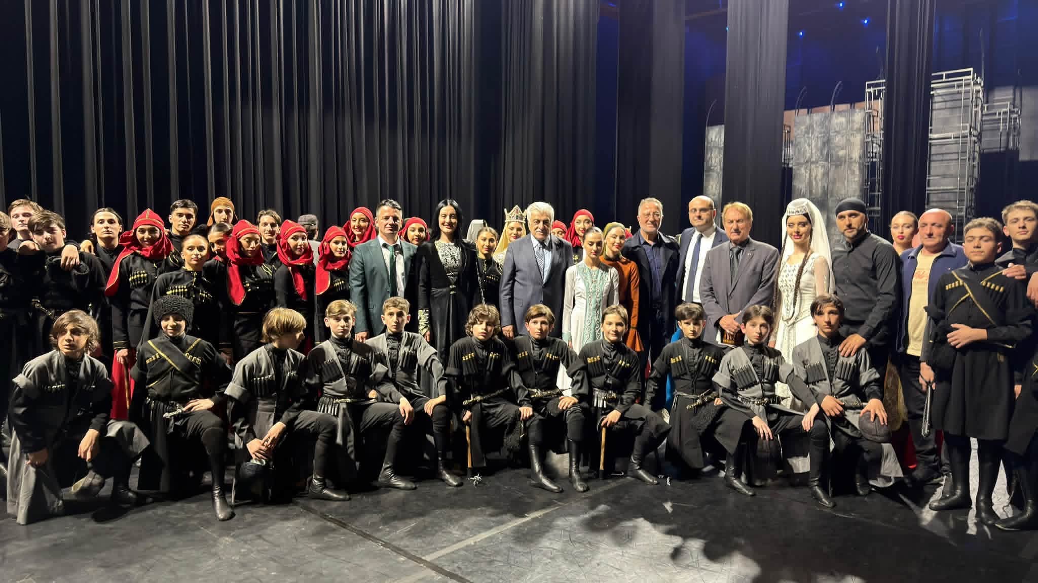 სტამბოლში ქართული ფოლკლორის ტრიუმფი - „გენი“ პირველად ათათურქის კულტურის ცენტრის სცენაზე