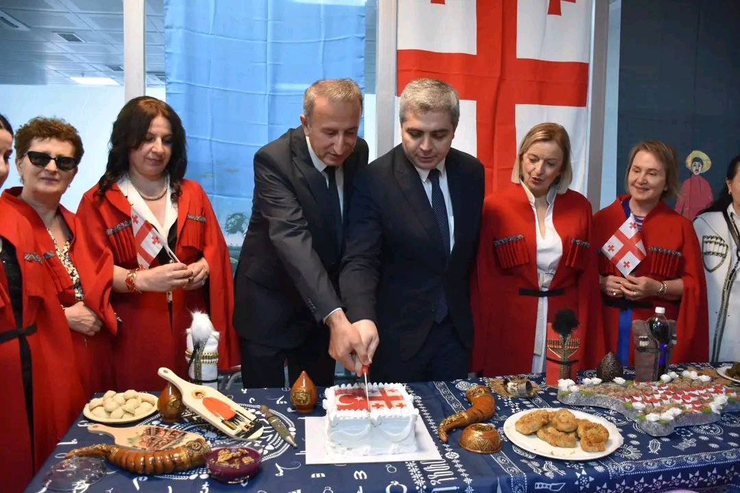 İzmir'de Gürcüce Dil Kursu Sertifikaları Sahiplerini Buldu