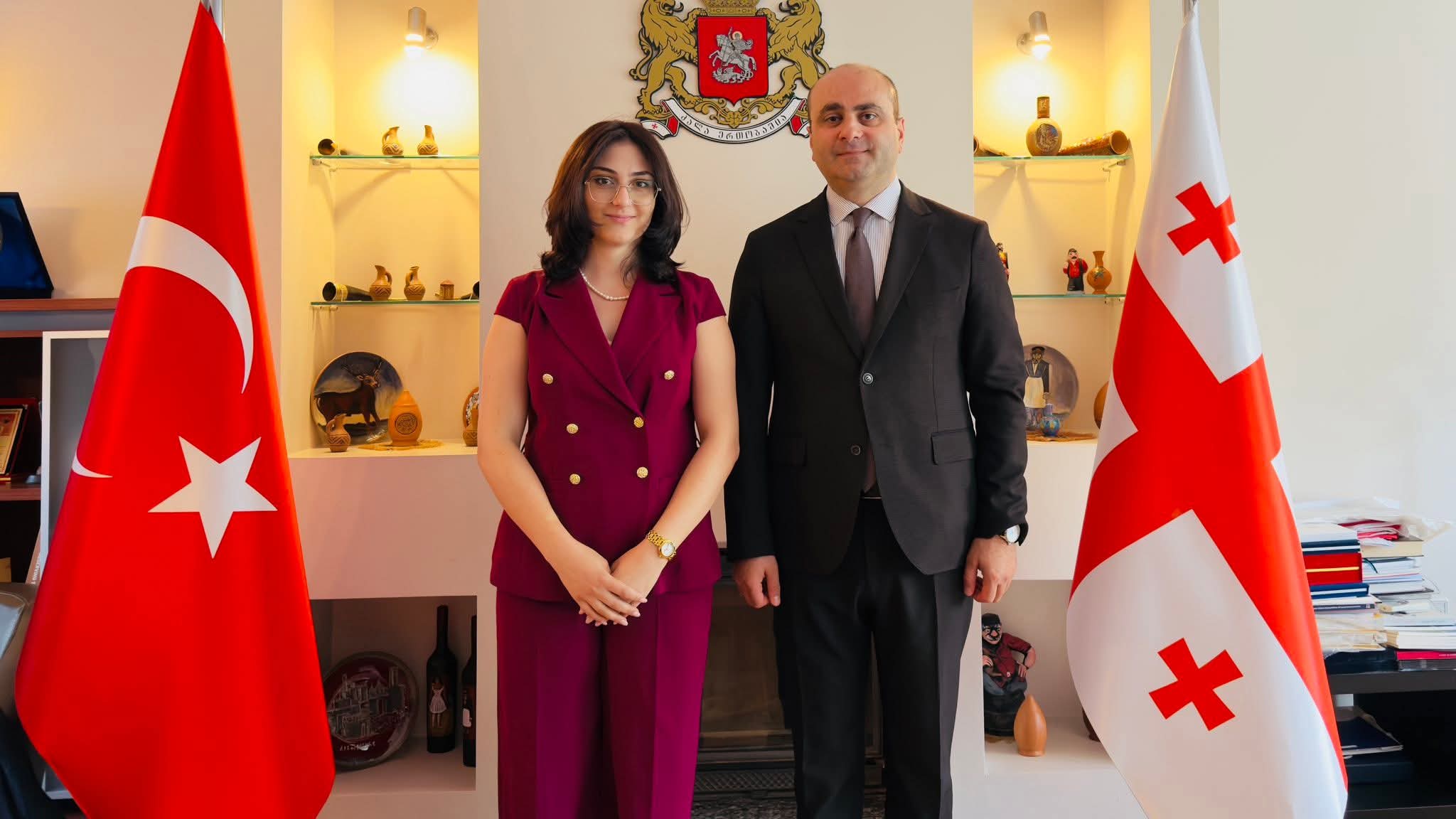 İstanbul'da bulunan Gürcü genç delegeler, Başkonsolos Aleksandre Jishkariani ile bir araya geldi